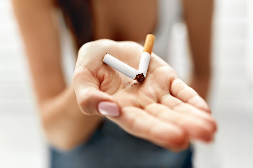 Eine Frau hält auf ihrer flachen Hand eine durchgebrochene Zigarette